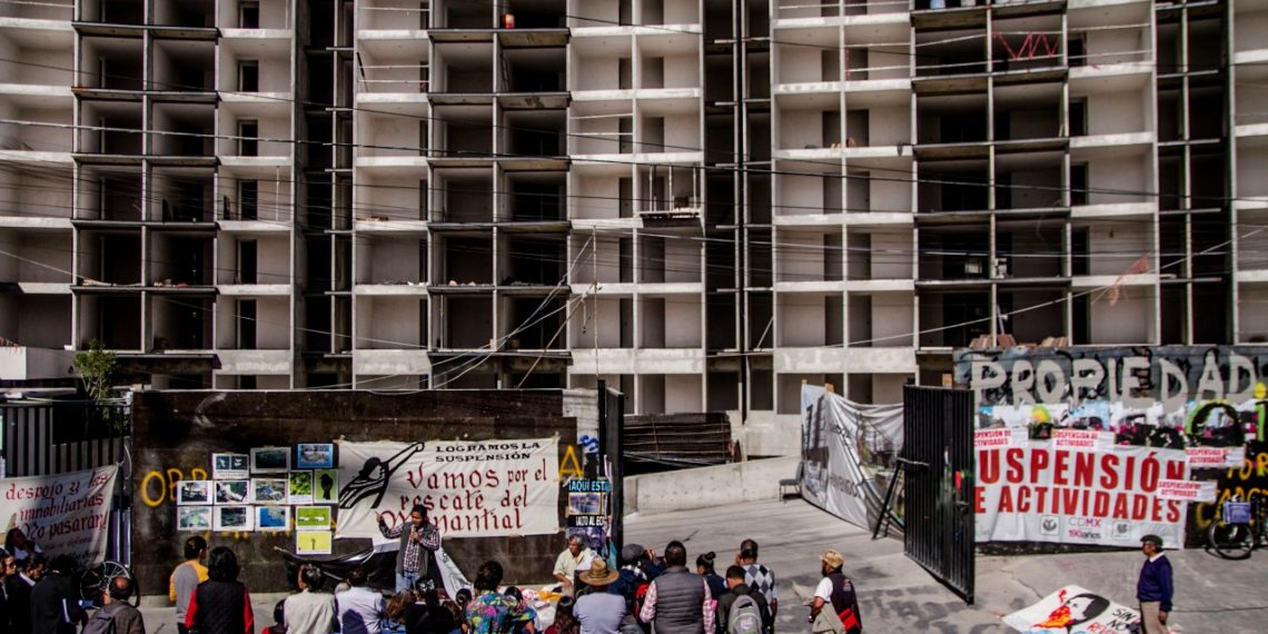 Denuncian construcción de departamentos pese a suspensión oficial
