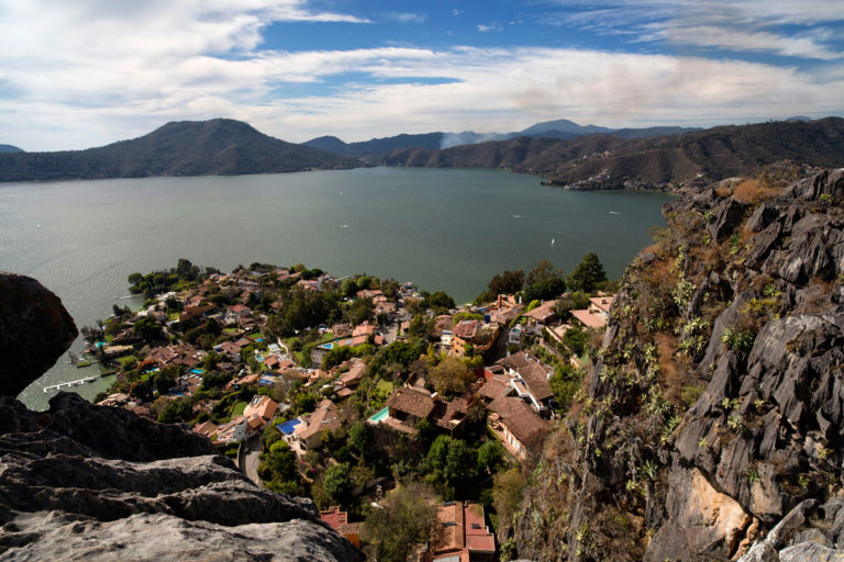 Valle de Bravo, un “pueblo mágico” construido sobre vestigios Pie de Página Valle de Bravo, un “pueblo mágico” construido sobre vestigios Pie de Página
