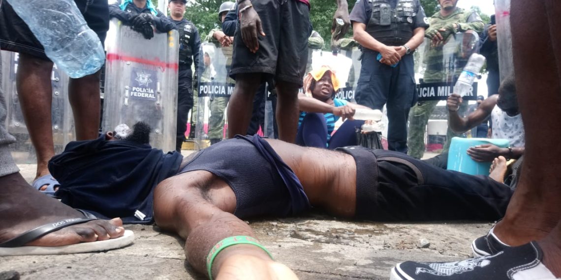 Migrantes de África y Haití mantienen 4 días de protesta en Chiapas