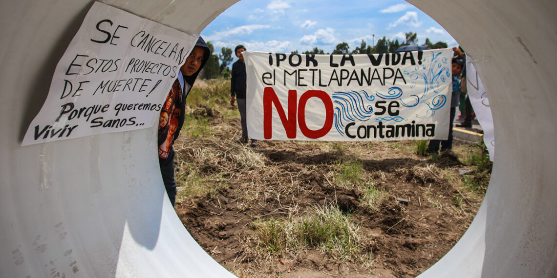 Pueblos frenan drenaje industrial en el río Metlapanapa