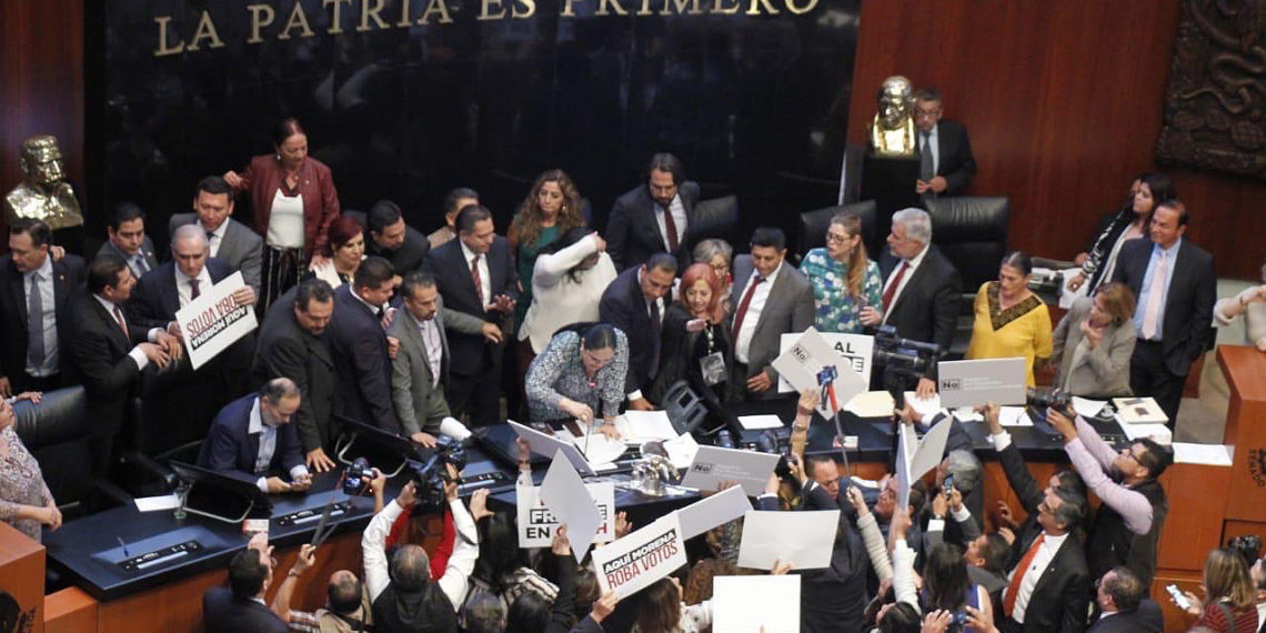 Diez horas de jaloneos en toma de protesta de Rosario Piedra