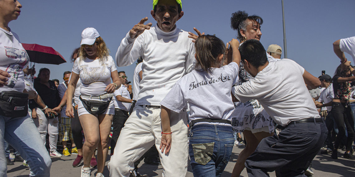Arman baile en el Zócalo en defensa de los sonideros