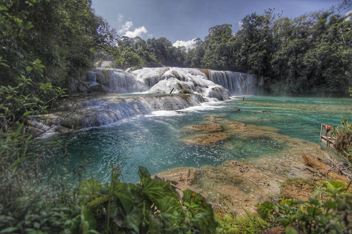 Cascada de agua azul en Chiapas una de las zonas afectadas por empresas refresqueras.