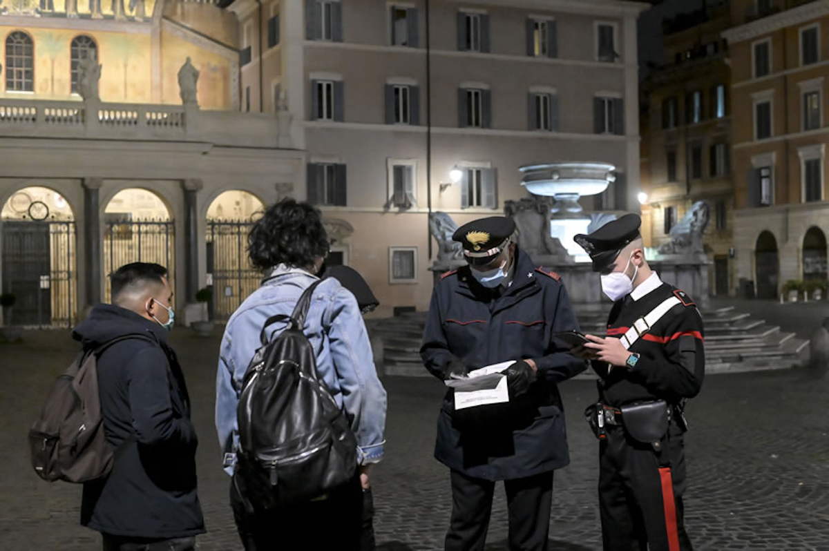 Estalla la violencia en Italia y el gobierno prepara más restricciones - Pie de Página