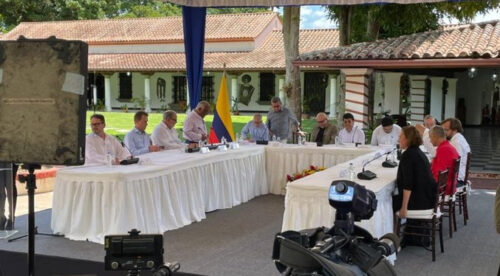 La guerrilla ELN y el gobierno de Colombia retoman diálogo de paz - Pie ...