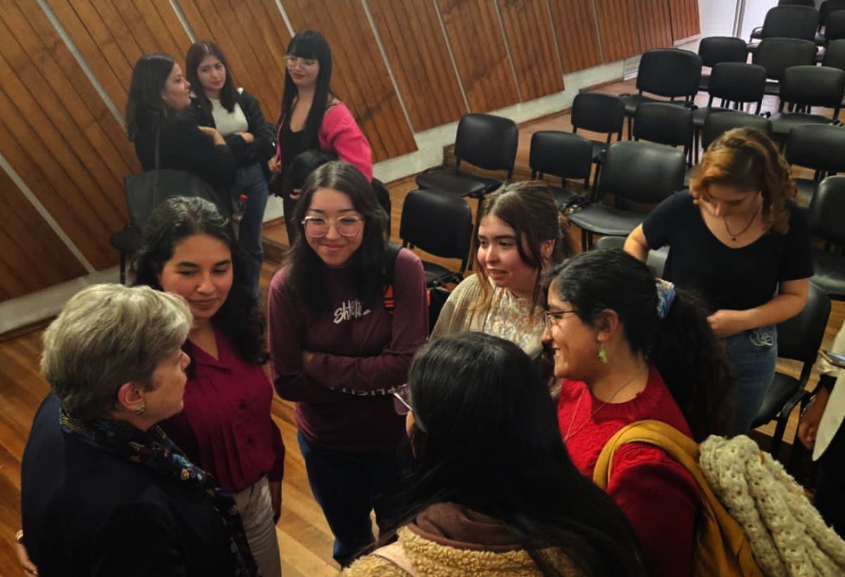 Alicia Bárcena conversando con estudiantes de la Universidad Alberto Hurtado