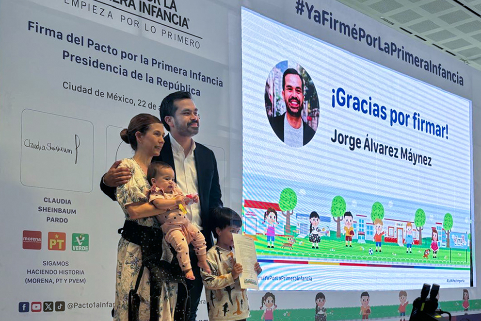 Jorge Álvarez Máynez, candidato a la presidencia por Movimiento Ciudadano durante la Firma del Pacto por la Primera Infancia en el Papalote Museo del Niño acompañado por su familia