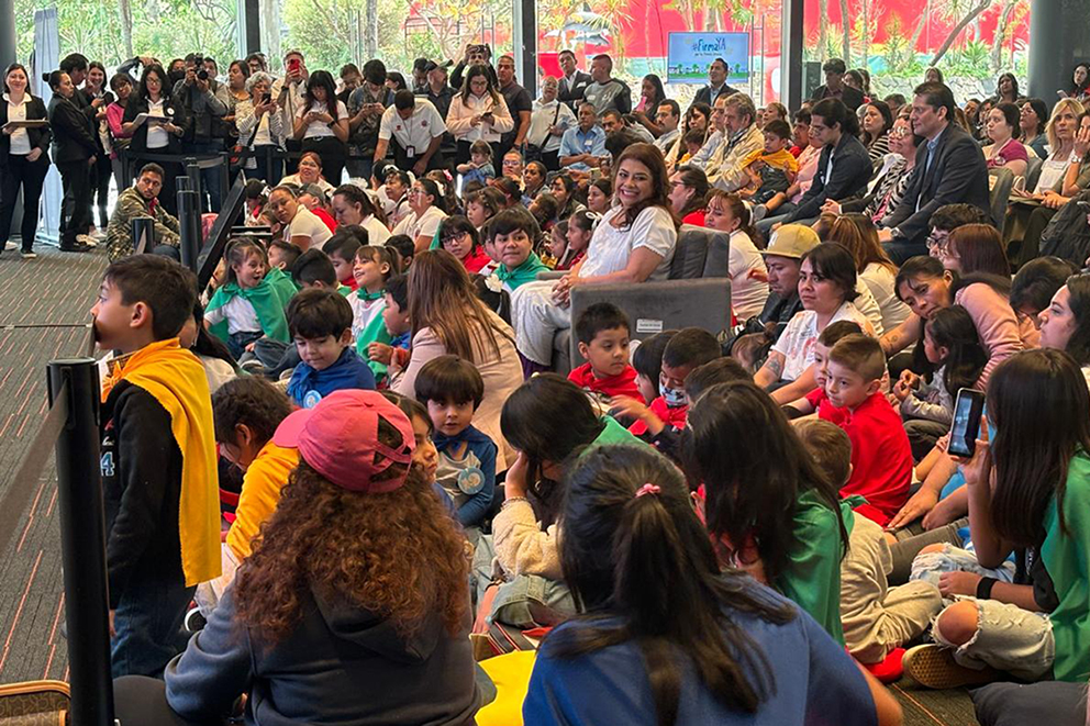 Clara Brugada, candidata a Jefa de Gobierno por la Ciudad de México saluda a infancias durante la Firma del Pacto por la Primera Infancia en el Papalote Museo del Niño