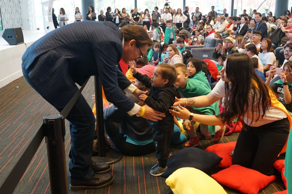 Salomón Chertorivski, candidato a Jefe de Gobierno por la Ciudad de México saluda a infancias durante la Firma del Pacto por la Primera Infancia en el Papalote Museo del Niño