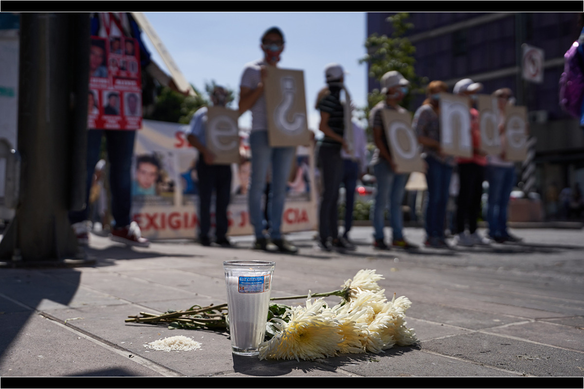 Una ofrenda fue puesta en la calle con frijol, arroz y flores durante la marcha por la conmemoración de el Día Internacional de las Víctimas de Desaparición Forzada convocada por familiares de personas desaparecidas y miembros de la Asociacion Voz y Dignidad por los Nuestros. 30 de Agosto del 2020. San Luis Potosi, Mexico. Mauricio Palos