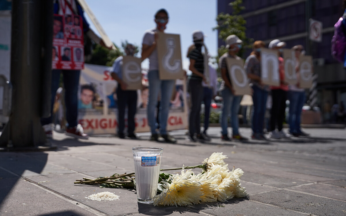 Una ofrenda fue puesta en la calle con frijol, arroz y flores durante la marcha por la conmemoración de el Día Internacional de las Víctimas de Desaparición Forzada convocada por familiares de personas desaparecidas y miembros de la Asociacion Voz y Dignidad por los Nuestros. 30 de Agosto del 2020. San Luis Potosi, Mexico. Mauricio Palos