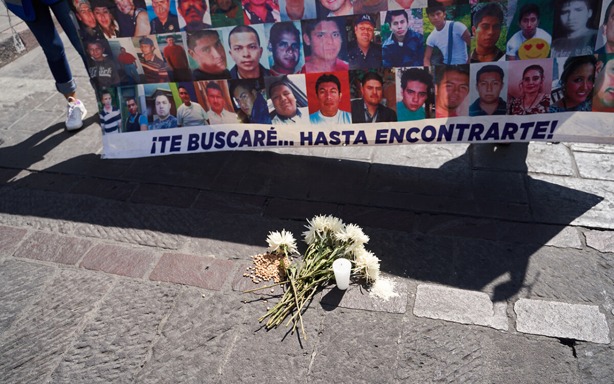 Una ofrenda fue puesta en la calle con frijol, arroz y flores durante la marcha por la conmemoración de el Día Internacional de las Víctimas de Desaparición Forzada convocada por familiares de personas desaparecidas y miembros de la Asociacion Voz y Dignidad por los Nuestros. 30 de Agosto del 2020. San Luis Potosi, Mexico. Mauricio Palos