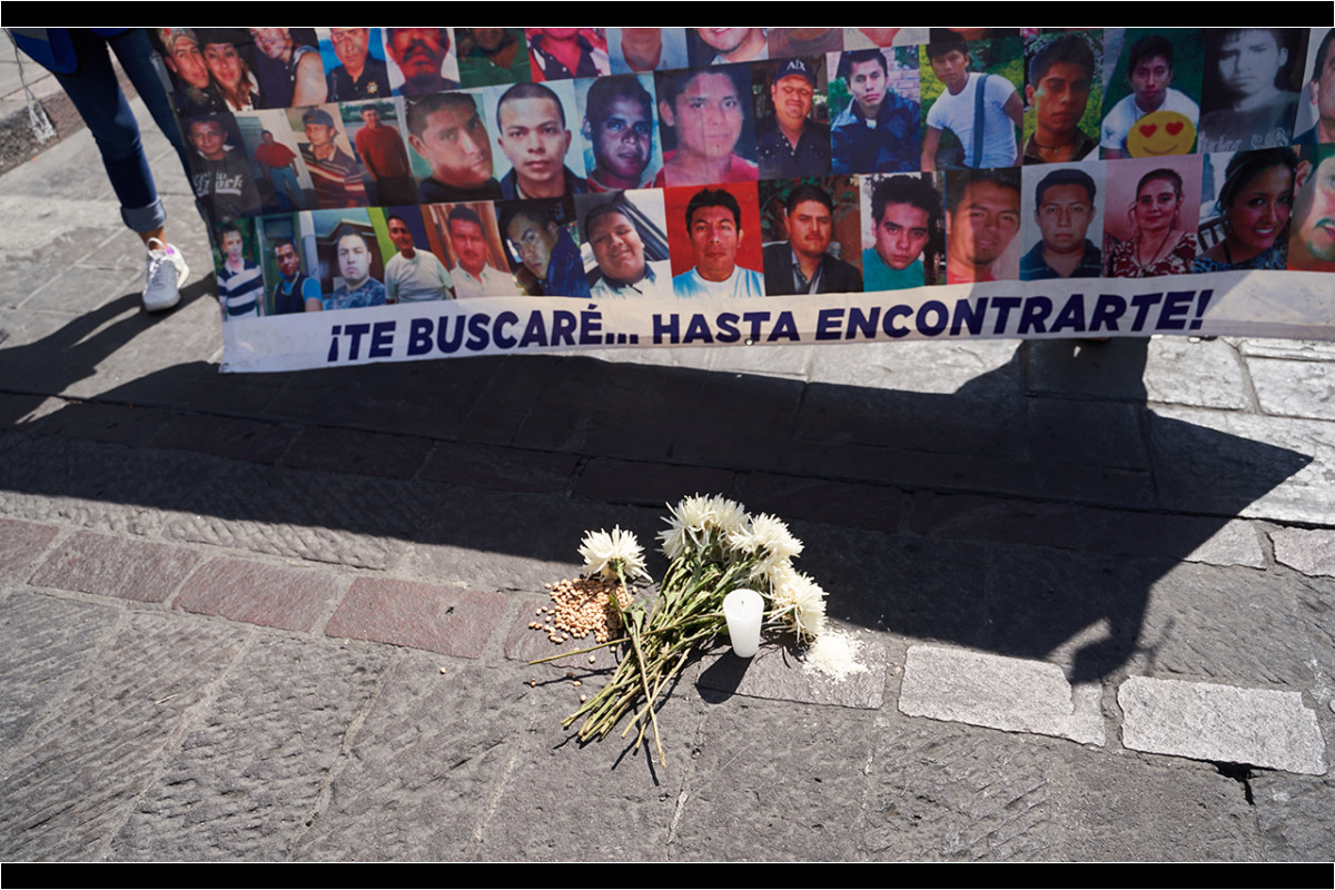 Una ofrenda fue puesta en la calle con frijol, arroz y flores durante la marcha por la conmemoración de el Día Internacional de las Víctimas de Desaparición Forzada convocada por familiares de personas desaparecidas y miembros de la Asociacion Voz y Dignidad por los Nuestros. 30 de Agosto del 2020. San Luis Potosi, Mexico. Mauricio Palos