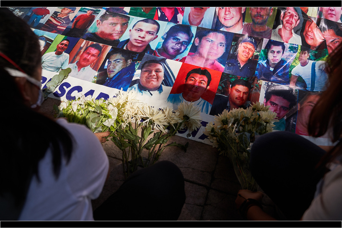 Miembros de Voz y Dignidad colocan imágenes y carteles de sus desaparecidos en el monumento al ser querido al final de la marcha por la conmemoración de el Día Internacional de las Víctimas de Desaparición Forzada convocada por familiares de personas desaparecidas y miembros de la Asociacion Voz y Dignidad por los Nuestros. 30 de Agosto del 2020. San Luis Potosi, Mexico. Mauricio Palos
