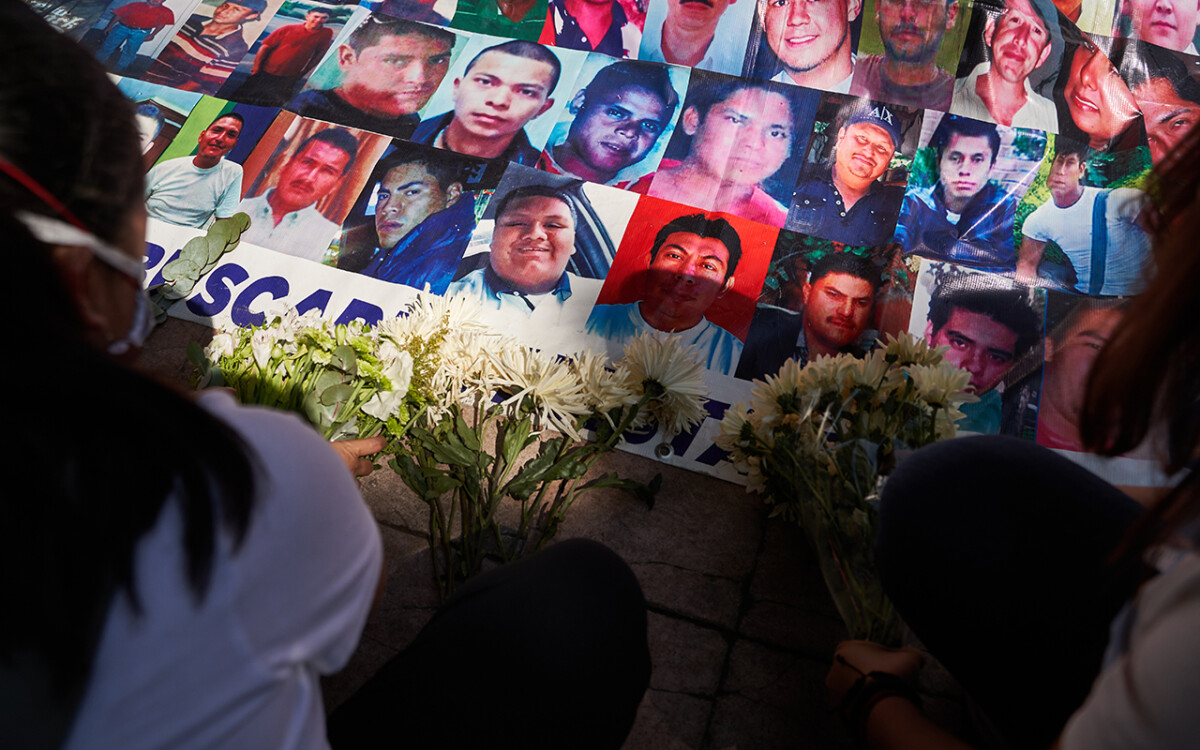 Miembros de Voz y Dignidad colocan imágenes y carteles de sus desaparecidos en el monumento al ser querido al final de la marcha por la conmemoración de el Día Internacional de las Víctimas de Desaparición Forzada convocada por familiares de personas desaparecidas y miembros de la Asociacion Voz y Dignidad por los Nuestros. 30 de Agosto del 2020. San Luis Potosi, Mexico. Mauricio Palos