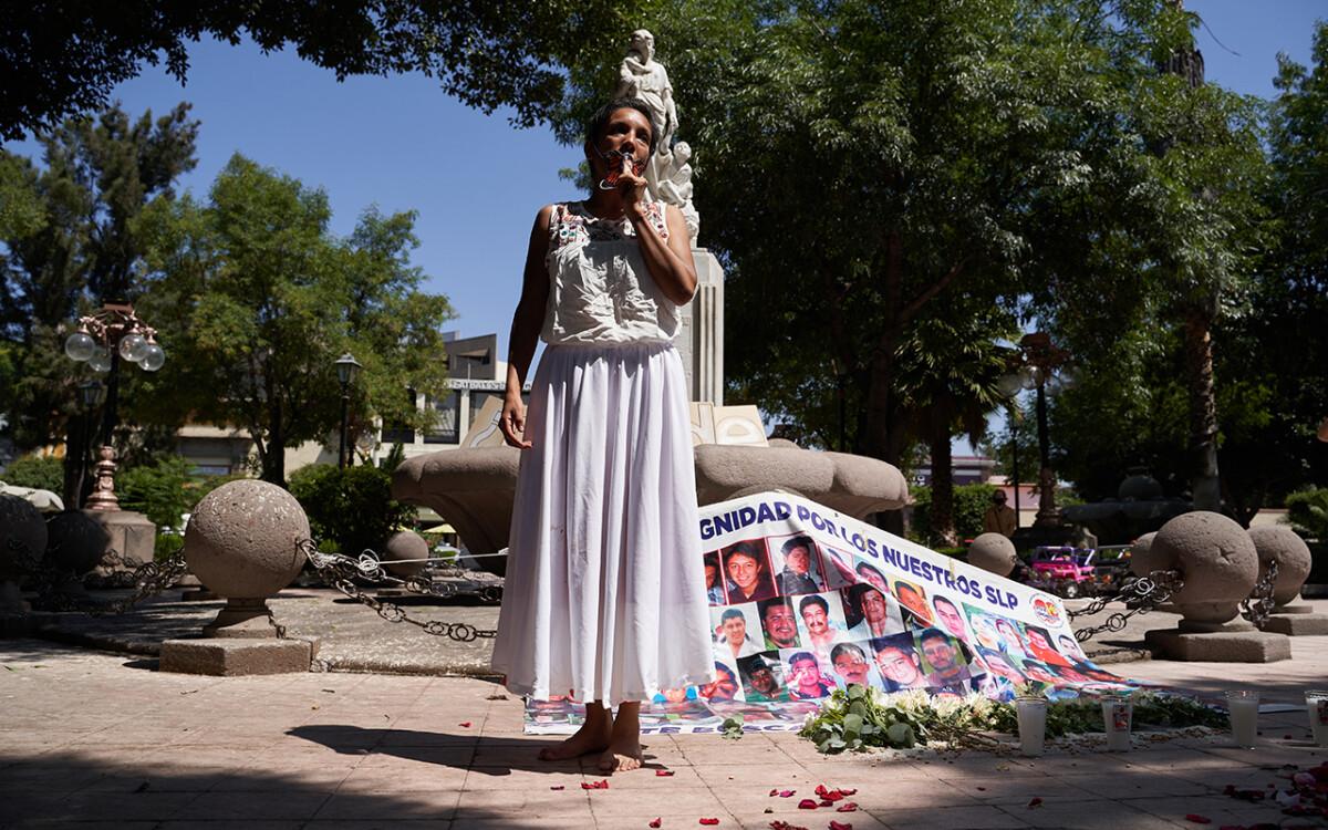 Se presento una ofrenda durante la marcha por la conmemoración de el Día Internacional de las Víctimas de Desaparición Forzada convocada por familiares de personas desaparecidas y miembros de la Asociacion Voz y Dignidad por los Nuestros. 30 de Agosto del 2020. San Luis Potosi, Mexico. Mauricio Palos
