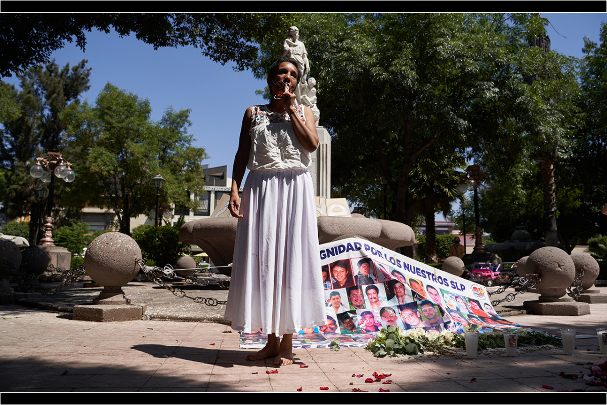 Se presento una ofrenda durante la marcha por la conmemoración de el Día Internacional de las Víctimas de Desaparición Forzada convocada por familiares de personas desaparecidas y miembros de la Asociacion Voz y Dignidad por los Nuestros. 30 de Agosto del 2020. San Luis Potosi, Mexico. Mauricio Palos