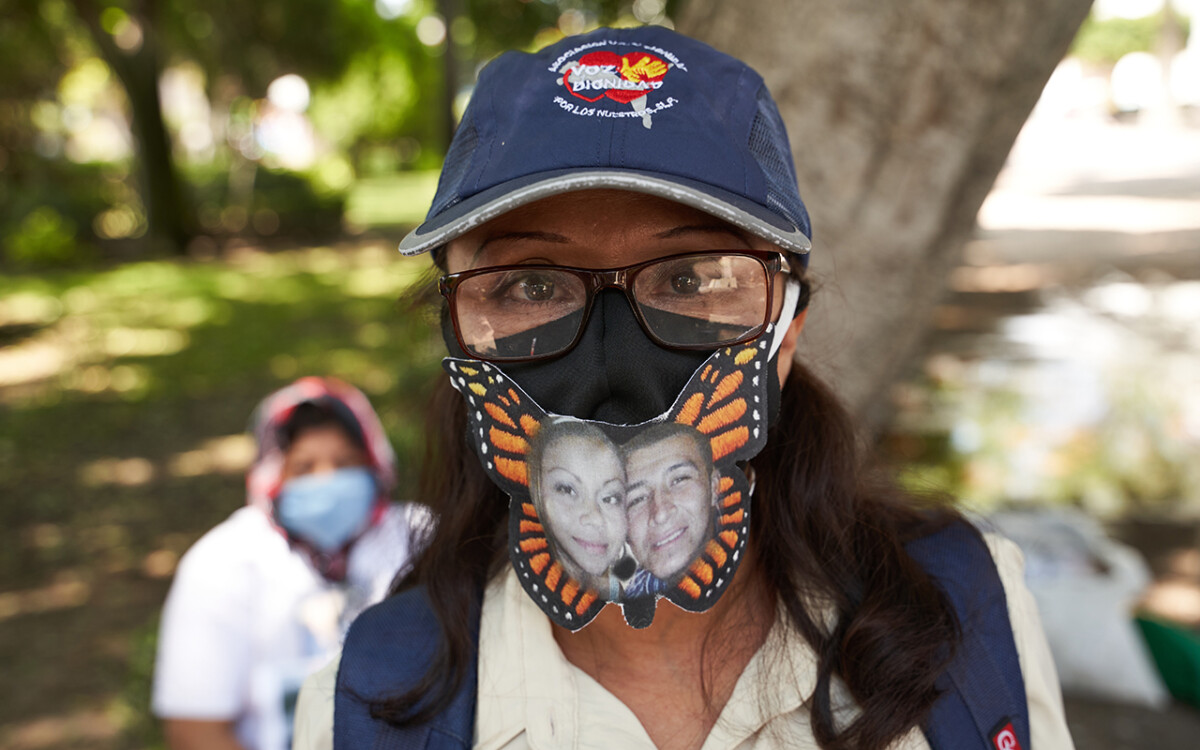 Tere Medina buscá a su hija y su yerno, Perla Guadalupe Padron Castillo y José Alberto Gallegos Torres, víctimas de desaparición forzada en la ciudad de Rioverde, San Luis Potosí, el 14 de junio del 2013. durante la marcha por la conmemoración de el Día Internacional de las Víctimas de Desaparición Forzada convocada por familiares de personas desaparecidas y miembros de la Asociacion Voz y Dignidad por los Nuestros. 30 de Agosto del 2020. San Luis Potosi, Mexico. Mauricio Palos