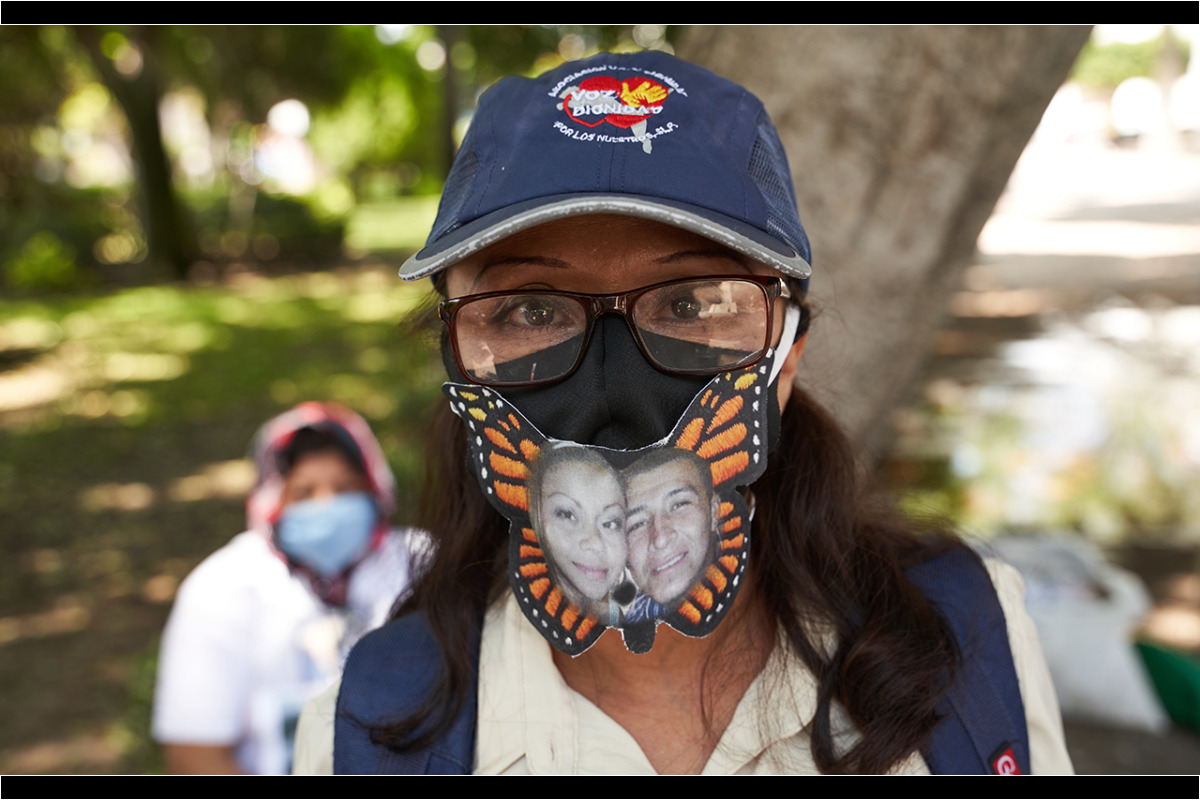 Tere Medina buscá a su hija y su yerno, Perla Guadalupe Padron Castillo y José Alberto Gallegos Torres, víctimas de desaparición forzada en la ciudad de Rioverde, San Luis Potosí, el 14 de junio del 2013. durante la marcha por la conmemoración de el Día Internacional de las Víctimas de Desaparición Forzada convocada por familiares de personas desaparecidas y miembros de la Asociacion Voz y Dignidad por los Nuestros. 30 de Agosto del 2020. San Luis Potosi, Mexico. Mauricio Palos