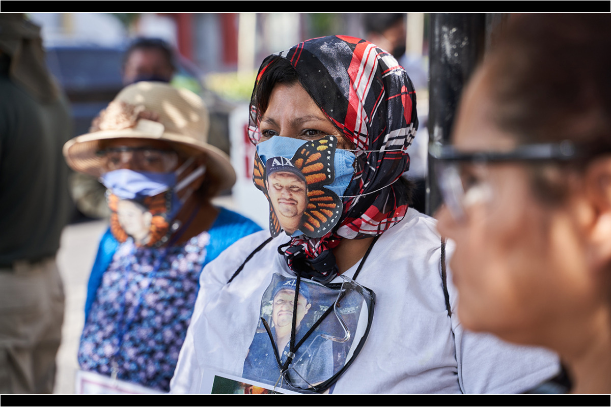 La imagen de Juan Carlos Martinez Hernandez desaparecido el 1 de abril del 2017, unos jóvenes con armas largas lo detuvieron, encañonaron y subieron a una camioneta en la carretera de El Naranjo, San Luis Potosí aparece en un cubrebocas durante la marcha por la conmemoración de el Día Internacional de las Víctimas de Desaparición Forzada convocada por familiares de personas desaparecidas y miembros de la Asociacion Voz y Dignidad por los Nuestros. 30 de Agosto del 2020. San Luis Potosi, Mexico. Mauricio Palos