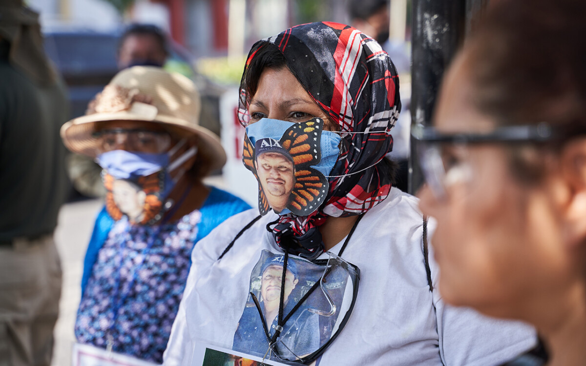 La imagen de Juan Carlos Martinez Hernandez desaparecido el 1 de abril del 2017, unos jóvenes con armas largas lo detuvieron, encañonaron y subieron a una camioneta en la carretera de El Naranjo, San Luis Potosí aparece en un cubrebocas durante la marcha por la conmemoración de el Día Internacional de las Víctimas de Desaparición Forzada convocada por familiares de personas desaparecidas y miembros de la Asociacion Voz y Dignidad por los Nuestros. 30 de Agosto del 2020. San Luis Potosi, Mexico. Mauricio Palos