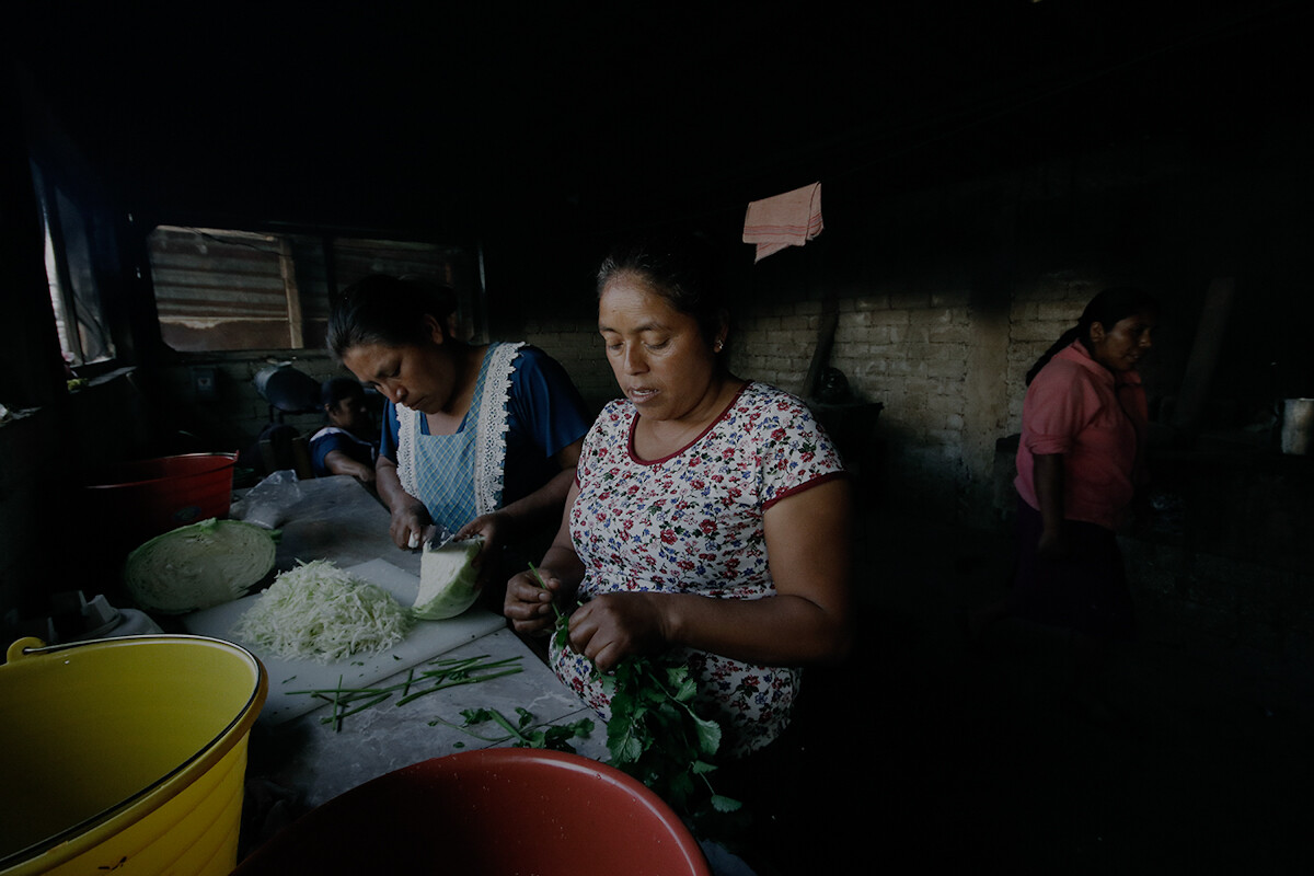 Hay falta de variedad en los productos. “Nos dieron un recetario para hacer comida, pero la mayoría de recetas son únicamente para hacer comida de atún o sardina. Es imposible que a las personas se les esté dando diario atún y sardina”, dice Rosa López, responsable de la Cocina de Ixcotel.