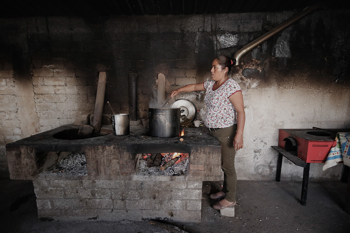 Aurelia Barrios Velásquez, integrante del Comité de la Cocina Comedor Comunitaria de Santa Inés del Monte, explica que debido a lo limitado de las dotaciones de las despensas que da el gobierno, se ven obligados a exigir un pago semanal de 30 pesos por familia para acceder a los alimentos.