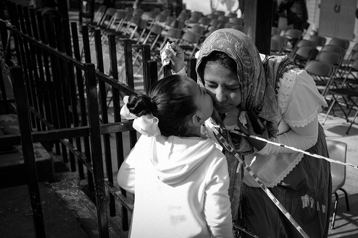 “Adiós mamá”, Nicole se despide de Siomara
con un beso antes de separarse para el festival navideño en la escuela.