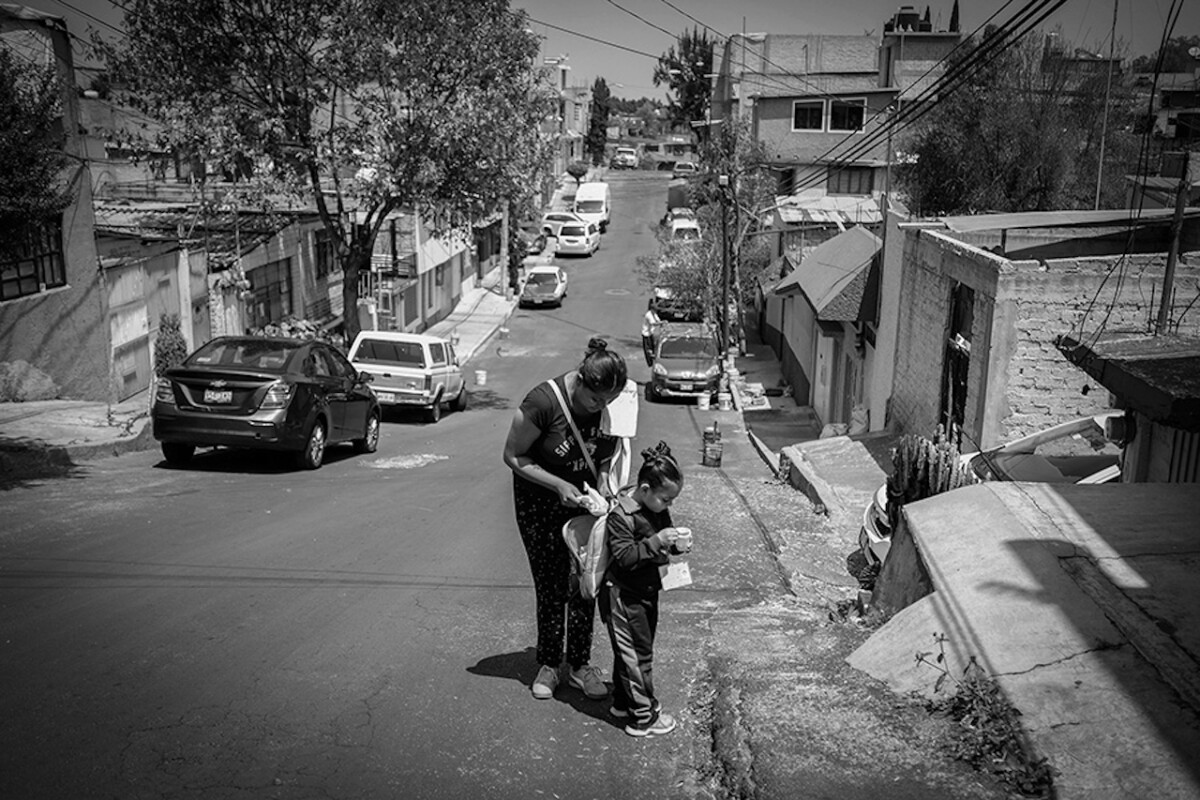 Desde que Siomara se convirtió en mamá ha
tenido empleos temporales en donde le pagan menos de lo que ganaba antes, se ha mudado varias veces en zonas de la periferia de la ciudad y aunque ha intentado salir del Estado de México, sus posibilidades económicas no se lo permiten.