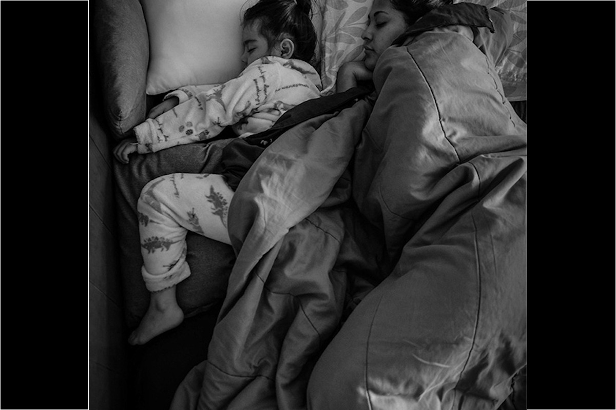 Siomara y Nicole duermen juntas desde que son madre e hija, ya que a Nicole no le gusta dormir sola desde que asesinaron a su madre.