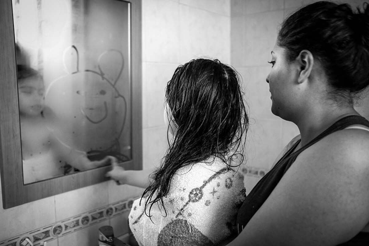 A Nicole le gusta mucho dibujar e inventar historias. Cuando sale de bañarse le pide a Siomara que la cargue para que pueda pintar con sus dedos en el espejo del baño.