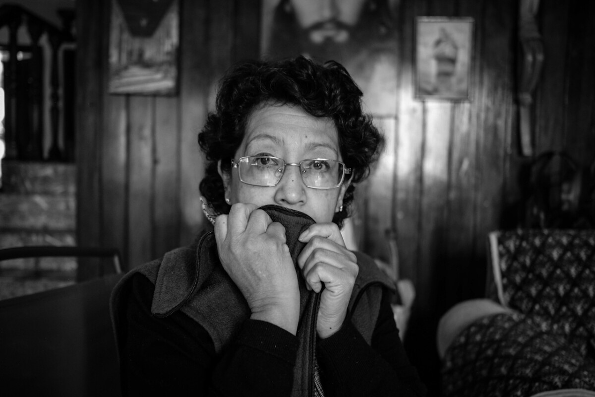 “Nadie sabía bien lo que había pasado hasta que un día Fernanda estuvo llorando mucho, recuerdo que se tapaba la mitad de la cara con su ropita, se mecía ella solita y repetía varias veces – Mamá, papá, pum pum pum -. Entonces nos acercamos a ella, la abrazamos mucho y le preguntamos qué había pasado. Fueron ellos mismos, mis niños quienes nos contaron que su papá había matado a su mamá”. María Antonia.