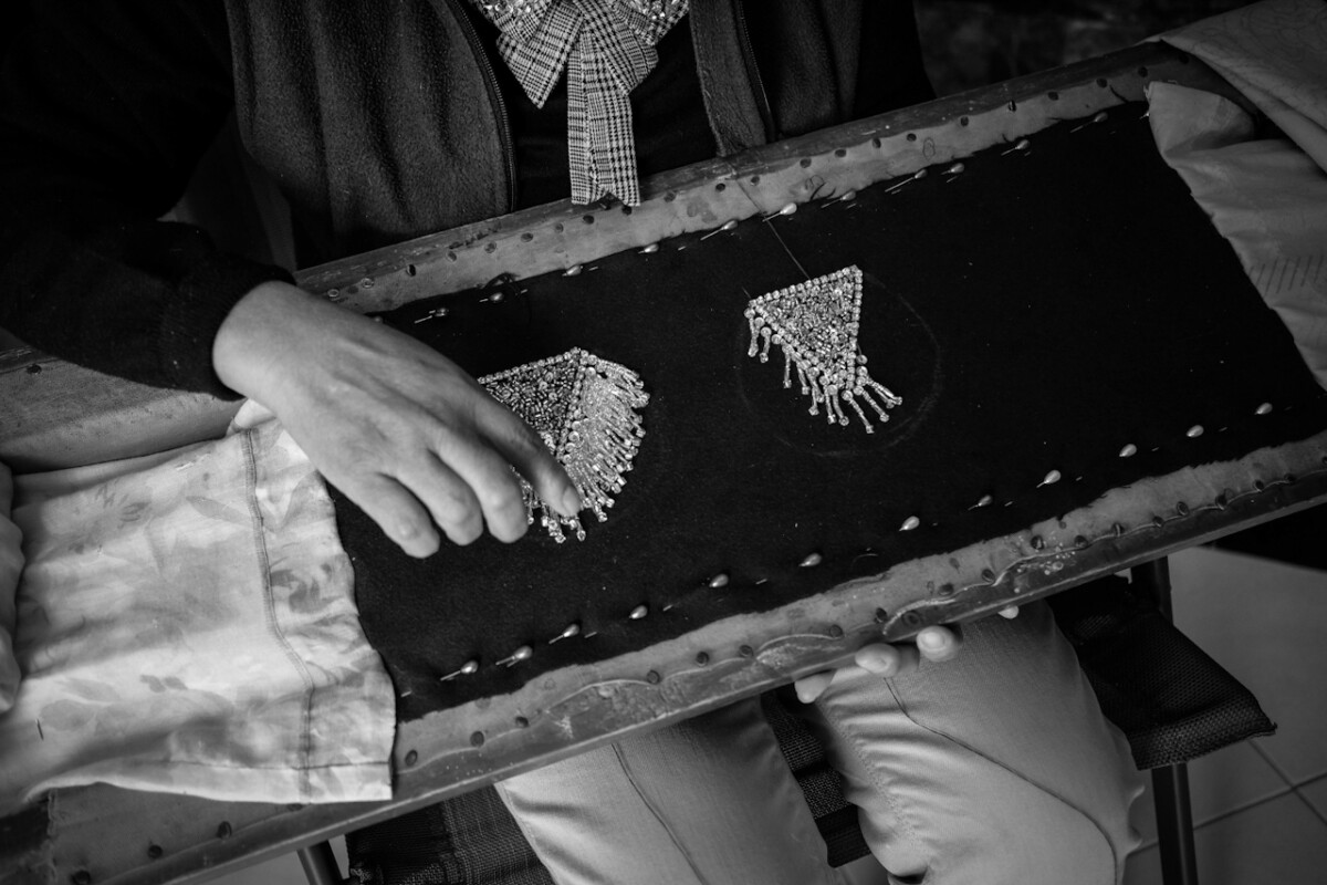 Debido a la pandemia y a la cancelación de eventos sociales y fiestas, María Antonia estuvo varios meses desempleada, sin embargo, ha tocado puertas con personas diseñadoras mostrándoles su trabajo y reinventando posibilidades de diseño textil para seguir trabajando y continuar financiando su búsqueda de justicia.