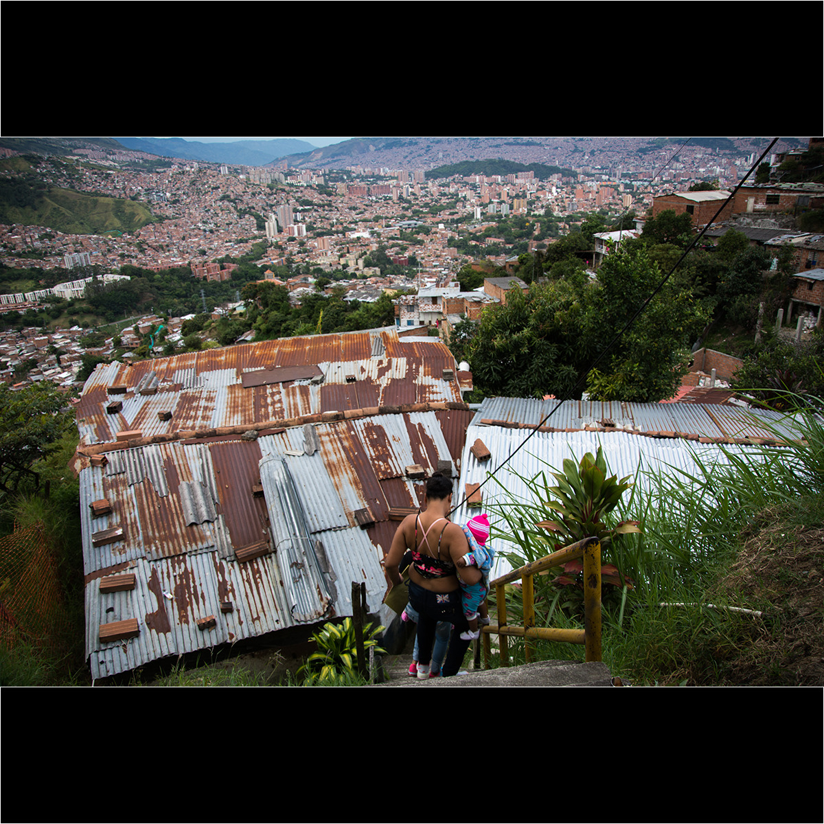 A pesar de que el gobierno de Medellín, la capital latinoamericana de la innovación, puso escaleras eléctricas para facilitar los traslados en algunas zonas de San Javier, recorrer sus escondrijos aún es un reto Foto: Ximena Natera