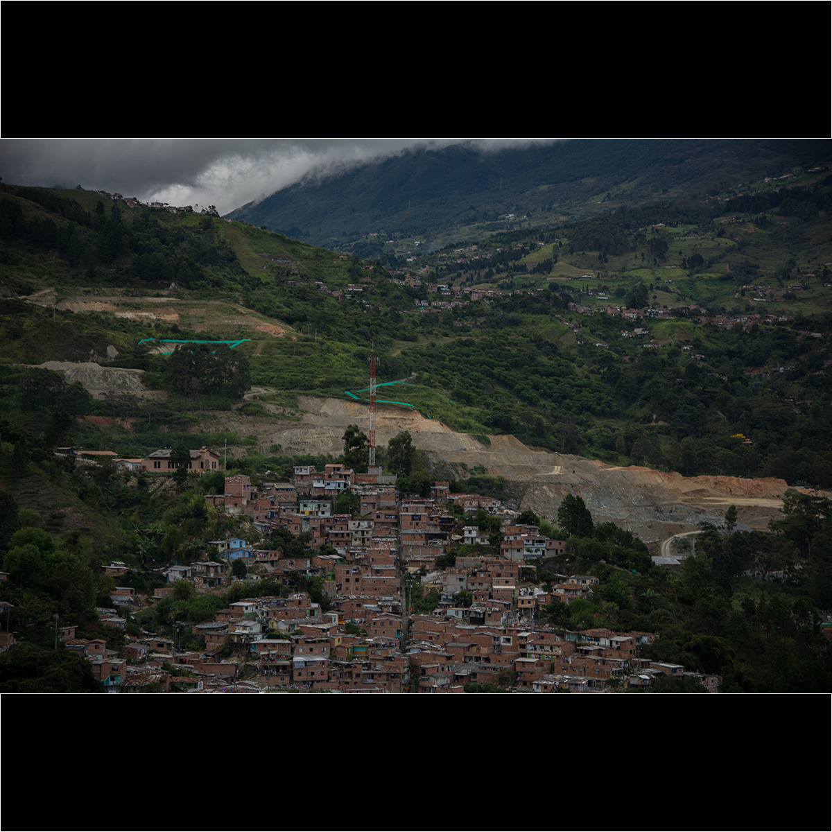 Durante las operaciones militares, que según pobladores del barrio, se hicieron en conjunto con los paramilitares, miles de personas desaparecieron. Familiares esperan se encuentren en los tiraderos de escombros al borde de la ciudad. Foto: Ximena Natera