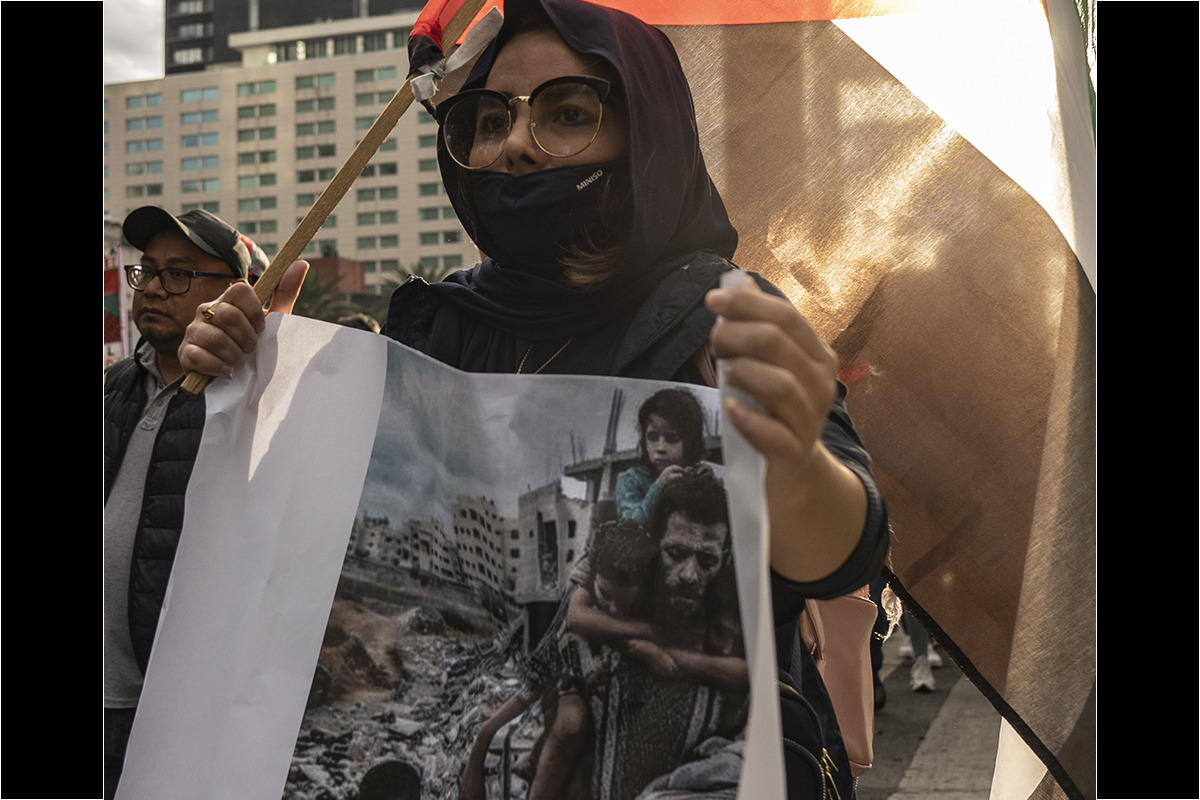 Mujeres que apoyan la causa Palestina marcharon con fotografías que muestran la devastación causada por Israel al pueblo palestino . Foto Duilio Rodríguez