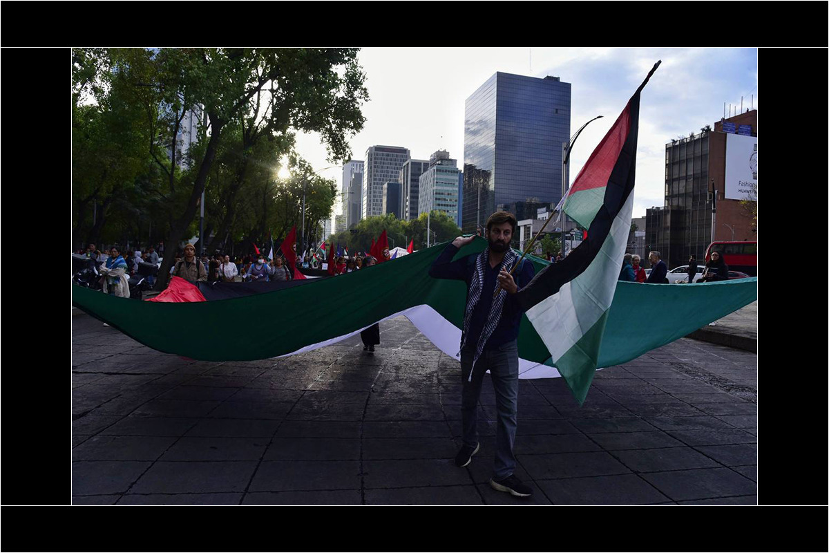 En diversos tamaños y de distintas formas la bandera de Palestina estuvo presente dentro de la manifestación. Foto María Ruíz