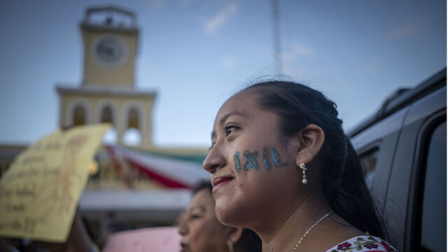 El pigmento azul maya, presente en los rostros del pueblo de Ixil y su movilización en defensa del territorio. Foto: Robin Canul.
