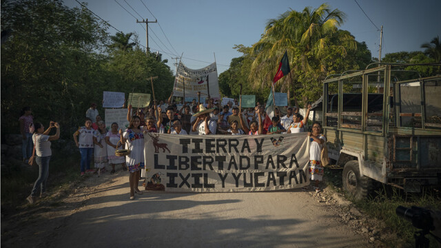 En los últimos meses, decenas de familias salieron a las calles de Ixil en defensa de sus tierras y exigiendo se respeten sus derechos. Foto: Robin Canul.