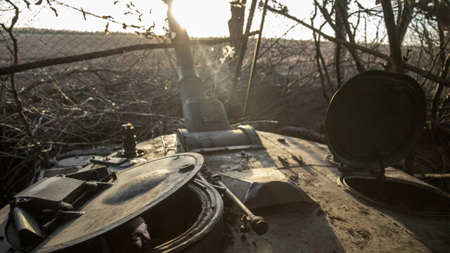 Un militar perteneciente a una unidad de artillería se prepara para disparar un cañón de artillería obús autopropulsado en los campos de las inmediaciones del campo de batalla de Bajmut mientras continúan los combates entre las fuerzas ucranianas y las tropas rusas en Donbás, Ucrania, 26 de febrero de 2024.