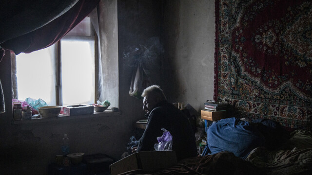 Sasha, un civil local, es visto dentro de su casa en el centro de Ocheretyne, un pueblo bajo un intenso bombardeo en las inmediaciones del distrito de Avdiivka, recientemente reclamado por las tropas rusas en Donbas, Ucrania, 21 de febrero de 2024.
