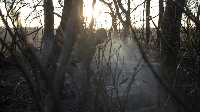 Un militar perteneciente a una unidad de artillería es visto abatido en los campos de las inmediaciones del campo de batalla de Bajmut mientras continúan los combates entre las fuerzas ucranianas y las tropas rusas en Donbás, Ucrania, 26 de febrero de 2024.