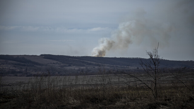 El humo se eleva desde una explosión en el campo de batalla en las inmediaciones de Chasiv Yar mientras continúan los combates entre las fuerzas ucranianas y las tropas rusas en Donbas, Ucrania, 26 de febrero de 2024.
