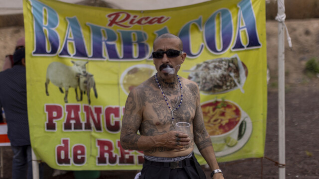 El PeeWee, pandillero del barrio Logan en San Diego deportado en los 90’s de regreso a México, durante una reunión de Lowriders en Neza, estado de México.
28/0472024
Foto Gustavo Graf